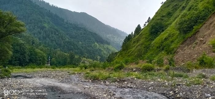 water stream on the path to samundar katha lake